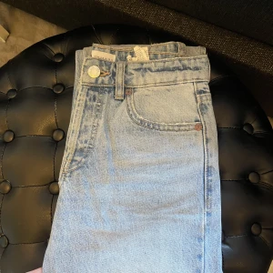 Zara jeans  - Säljer mina zara jeans som är raka i benen och slutar under naveln säljer dom på grund av att dom har blivit för små och inte kan ha dom längre💓 byxorna är i nyskick jag är 160