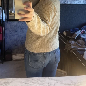 Tommy Hilfiger  - Säljer mina lågmidjade Tommy jeans som är jätte fina och sitter bra på mig som är 160cm 💓