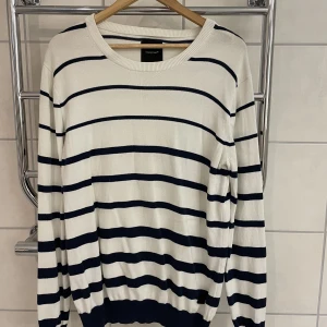 Randig tröja stickad Large - Stickad randig tröja marinblå/vit storlek large.