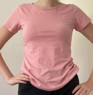T-shirt från Tribute - 2 T-shirts från Tribute i rosa i storlek M. Minns inte var jag köpte de, tror stadium. Använd fåtal gånger därav nyskick. Köp 1 för 75kr eller båda för 125kr. Säljer pga att de inte kommer till användning. 