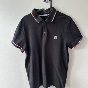 moncler pike  - säljer min moncler pike size L, köpt på NK, finns inget kvitto