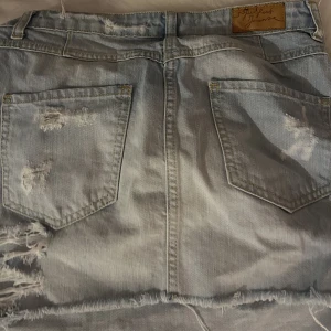 Jeans kjol - Säljer denna kjol från Gina tricot. Storleken är 36 och skulle säga att den passar någon med s-m. 🩷Den är väldigt fin på och har en dragkedja på sidan🩷