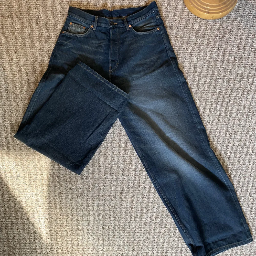 Astro loose baggy jeans från weekday med schysst blå tvätt, typ använda 2 gånger. Skriv om ni har frågor!. Jeans & Byxor.