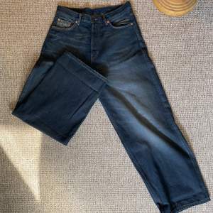 Astro loose baggy jeans från weekday med schysst blå tvätt, typ använda 2 gånger. Skriv om ni har frågor!