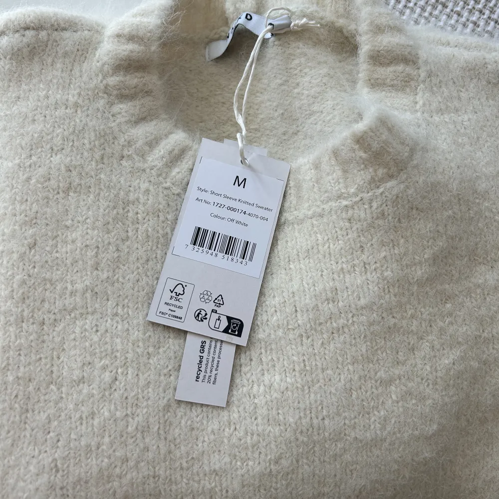 Sjukt fin kortärmad stickad tröja ifrån Moa Matsson x nakd nya kollektion helt slutsåld. Aldrig använd och prislapp kvar. Jag är 169cm (Säljer även likadan i grå). Stickat.