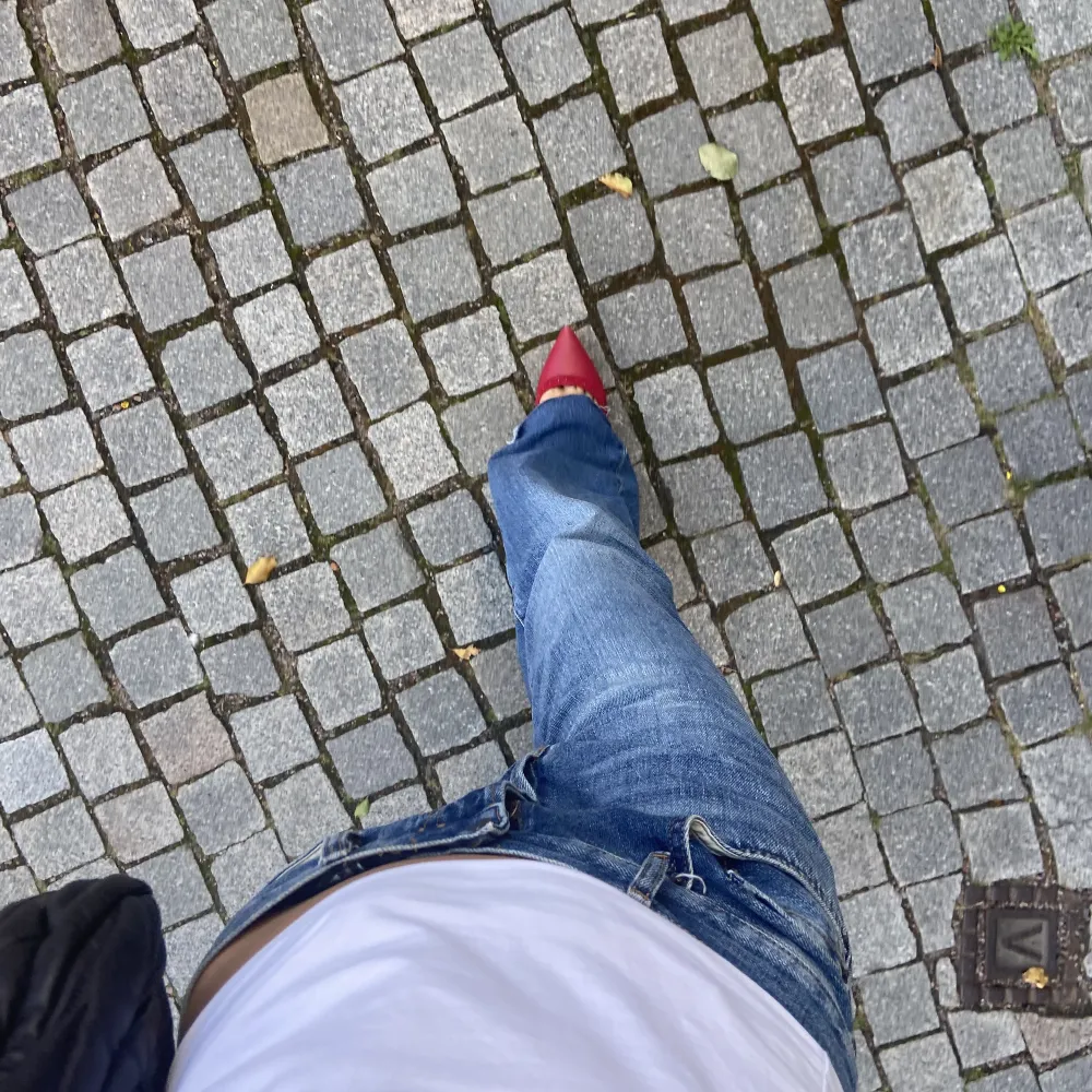 Klippta så dom passar mellan 163-169 lång jag brukar ha s i jeans . Jeans & Byxor.