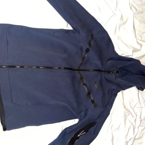 Nike Tech fleece - Säljer min blåa Nike Tech fleece i fint skick på grund av den är för liten för mig. Hör gärna av dig vid frågor eller funderingar. MvH. 