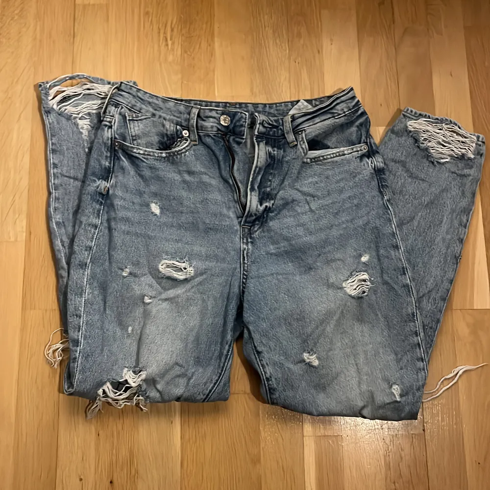 Ett par ljusa jeans med många hål, säljs pga. ingen användning!! Säljaren står för frakt💞. Jeans & Byxor.