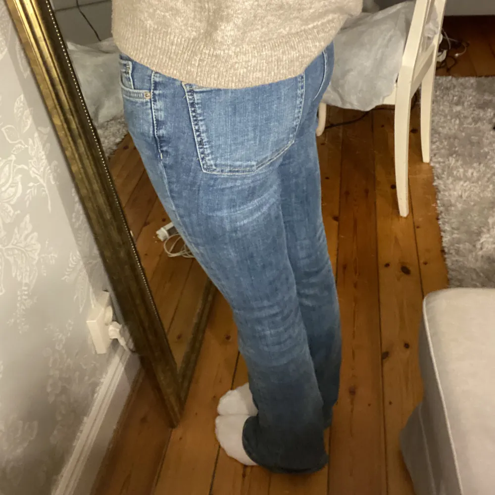 Jeans släpp 4/4 Säljer dessa snygga zara jeans!! Stretchiga och sköna och snygga! Använd några enstaka gånger. Bra skick. Storlek 36 Jag bär oftast 34/36 och är 165 cm lång. MÖTS ENDAST i Stockholm🥰💘. Jeans & Byxor.