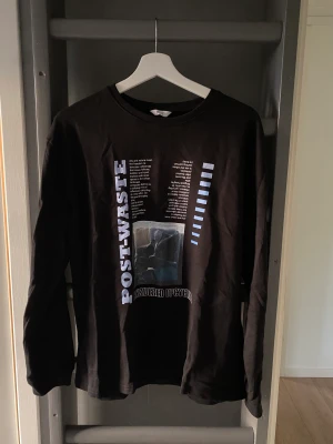 Tröja från Envii  - Svart tröja med tryck på magen. Köpt från Envii och använd nått enstaka tillfälle. Storlek S, lite oversized i modellen.