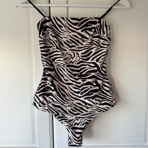 Baddräkt!  - Zebramönstrad baddräkt från H&M, använd vid ett tillfälle🦓