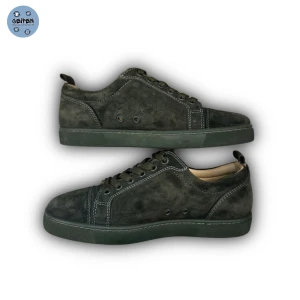 Louboutin skor - Louboutin skor | - mycket bra skick och inga tecken på användning - uk 5, sitter som 39-40 - nypris runt 8000kr - vårtpris endast 3999kr - hör av dig om du har några frågor!