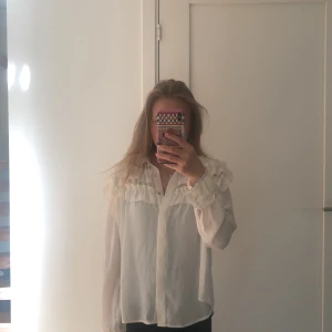 Zara blus  - En jätte fin vit blus från zara. Finns inte längre kvar på hemsidan. Nyskick nästan, aldrig använd. Priset kan självklart diskuteras!