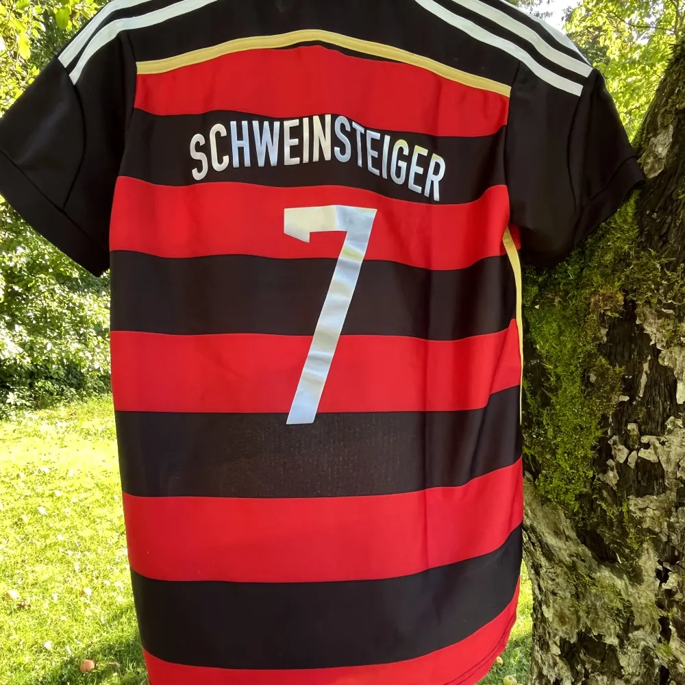 Tja! Säljer min Tyskland tröja från 2014/15 med Schweinsteiger på ryggen då den är för liten. Det är en liten söm som lossnat längst ner på tröjan annars bra skick, skulle säga 8/10. Står L på lappen men sitter som en xs. Hör av dig vid frågor. Mvh Olle.. T-shirts.