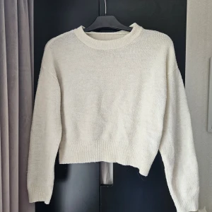 Stickad beige tröja | Veromoda - Det är en stickad beige tröja från Veromoda. Den är i storleken S och är lagom i storleken. Den har inga fläckar eller andra defekter. Buda gärna.