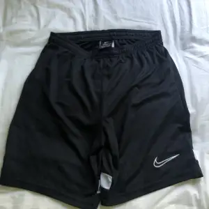 Nike shorts köpta för 399kr säljer dem för 130kr i perfekt skick💕