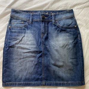 Kjol - Kort jeanskjol från Esprit. Jättefint skick och köpt second hand men aldrig använt av mig🐠 Storlek 38 så S/M