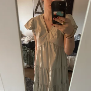 Sommar klänning  - Säljer denna super söta och fina klänning som tyvärr inte blivit till någon användning😕använd en gång till förra sommarens skolavslutning! Det är en blandning mellan ljust grå o beige! Köpt för 500kr eller 600kr❣️kom privat för fler bilder 