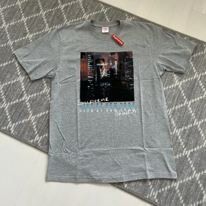 Supreme tee - Storlek XL. Inauthentic.