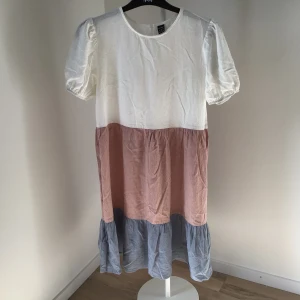 Klänning😻🙌 - Supeeergullig block klänning💐💞  Använd 1 gång, inga defekter😻💘 Stl 36/S🫶🏼🫶🏼🫶🏼 