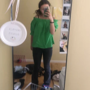 Grön blus - Säljer min gröna blus eftersom den ej används! Skriv gärna för mer info❤️ Använd fåtalgånger o är i nyskick