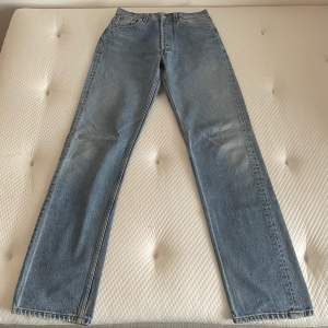 Baggy vintage levis 501 jeans. Ursprungligen storlek w31l36 men de är noggrant insydda av mig ca 6 cm i midjan. Fint skick, lite slitna längst ned. Yttre längd 112 cm, innerbensmått 87 cm, midjemått rakt över 35 cm. 