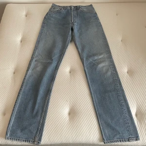 Levis 501 - Baggy vintage levis 501 jeans. Ursprungligen storlek w31l36 men de är noggrant insydda av mig ca 6 cm i midjan. Fint skick, lite slitna längst ned. Yttre längd 112 cm, innerbensmått 87 cm, midjemått rakt över 35 cm. 