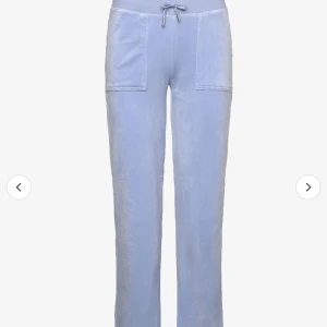 Ljus blåa juicy byxor - Säljer dessa ljus blåa ljus byxor i storlek S. Dom är köpta från nelly och nypriset för dom är 1099 kr, dom är lite för långa på mig som är 162 cm. Priset kan diskuteras och köparen betalar för frakten. Tar bara swish så tryck inte på köp nu 💞💞