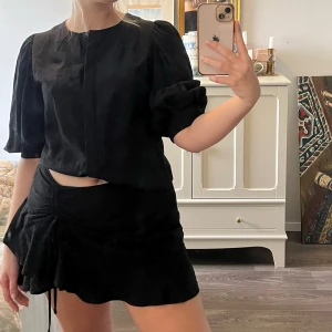 Svart blus - Svart blus från & Other Stories. Har dold knäppning framtill och är i linnetyg.