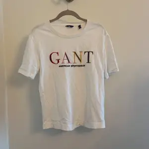 Säljer denna Gant T-shirt i väldigt bra skick. Funkar till alla outfits!! Säljer pga att jag har växt ut den. Köparen står för frakt. Dm för fler bilder💕💕💕