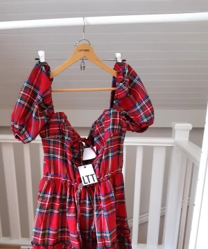 Skotskrutig klänning - Skotskrutig klänning från brittiska märket Love Too True, storlek uk22 motsvarar svensk storlek 50. Modellen säljs inte längre på hemsidan. Oanvänd, endast provad en gång. Nypris ca 500kr, jag säljer för 300kr.