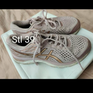 Löparskor från Asics - Bra skick använda endast några gånger