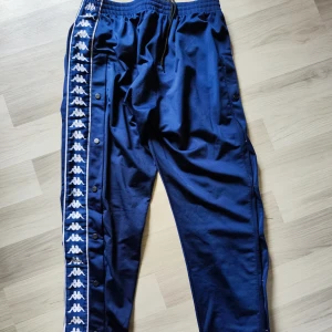 Kappa byxor - Kappa byxor storlek x large (små i storleken, sitter som en m). Sparsamt använda 😍