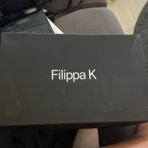 Filippa K skor - Jag säljer ett par klackar från Filippa K som inte kommer till användning, köparen står för frakt.  Helt oanvända 