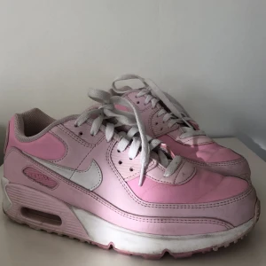Rosa Nike air skor💕 - Supersöta rosa Nike Air sneakers, i st 40. Skorna är använda men fortfarande i bra skick. 