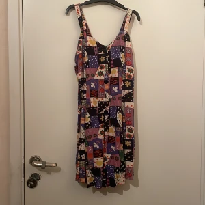 Jumpsuit - Jumpsuit med massa mönster. Vet inte var den är ifrån eller storlek men gissar på S. Sitter som en smäck.