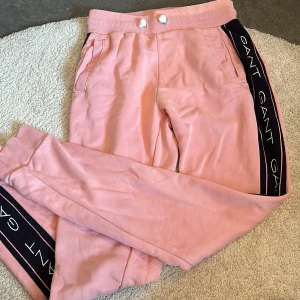 Gant byxor  - Rosa gant mjukisbyxor i väldigt fint skick knappt använda  Strl 164 men passar mig  som har s på de mesta dels kläder  