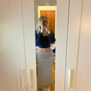 Kjol - Långkjol som tyvärr är för kort för mig.