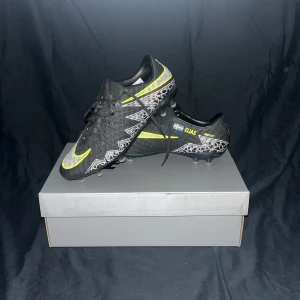 Nike Hypervenom Phantom II Pitch Dark Pack - Black / Volt FG - Helt Oanvända, mycket väl  förvarnade i ny skick 