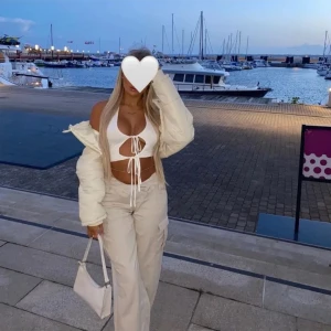 Puffer jacket - Begie / Sten färgad crop top jacka, använd 1 gång. Köpt för £42 (finns dock inte kvar i stl S på hemsidan längre) men säljer den för 300kr men kan vara villig att sälja den billigare för snabb affär. Köpt från missyempire.🤍