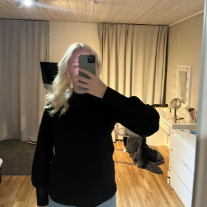 Blus  - Säljer min svartglitriga blus i stolek S