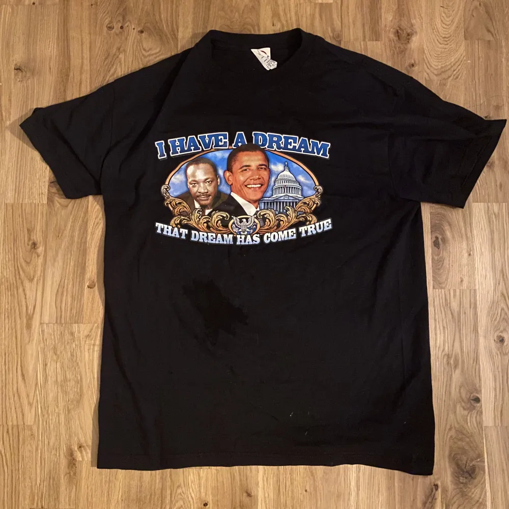 Obama tröja i nyskick storlek M, vatten fläck på tröjan för d var en lite färg fläck innan, skriv för fler bilder. T-shirts.