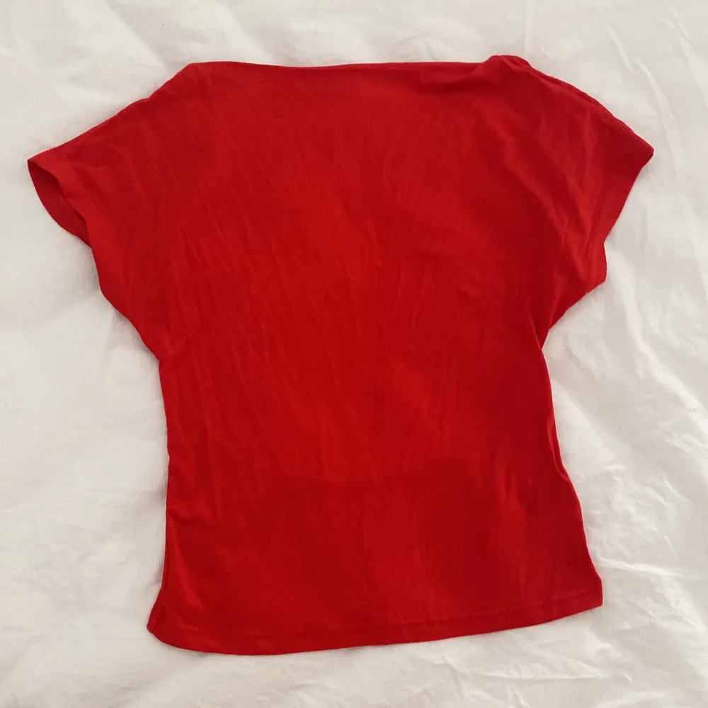 En röd tröja ifrån SHEIN i storlek S med öppen rygg, aldrig använd , sitter sjukt snyggt på men röd passa tyvärr inte mig.. T-shirts.