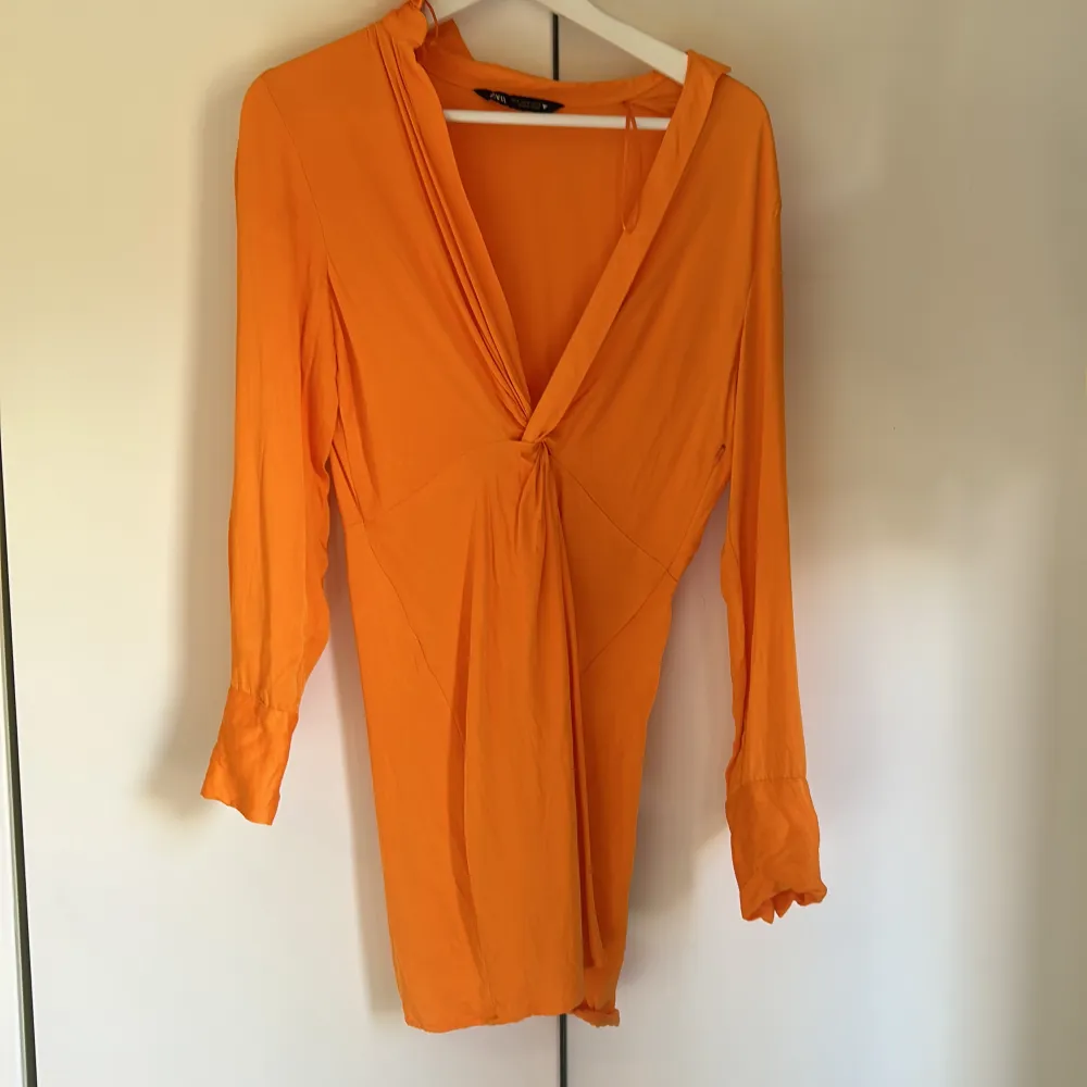 Orange mini klänning från zara🫶. Klänningar.