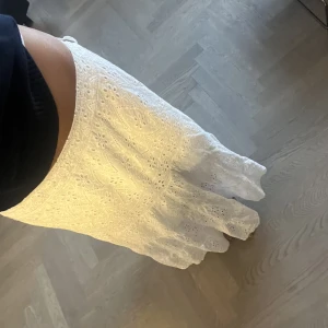 Broderie anglaise långkjol - Så fin långkjol i broderie anglaise. Helt perfekt 🤍🤍 Resår i midjan så passar alla storlekar