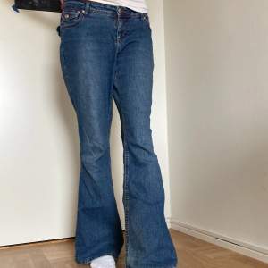 Säljer dessa snygga y2k jeans! Tveka inte om ni har några frågor, är lite slitna längst ner på byxorna! 💞ca 84 i midjemått 