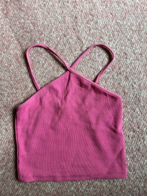 Zara topp - Väldigt gullig topp zara. Jag säljer för att den är för liten och inte kommer till andväning. Kontakta mig om du är intresserad. Jag köpte för 199:- och säljer för 50kr 💘 kolla gärna min bio innan du köper! 😻🥰