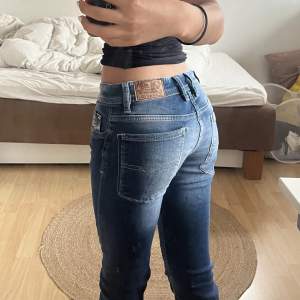 Jätte snygga low waist diesel jeans som är i jätte bra skick! Pris kan diskuteras och skriv privat för fler bilder💕