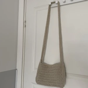 Virkad väska - Går att få i olika färger och även i olika längder på bandet om man vill ha en axelväska. Köparen står för frakten kan även leverera i Örebro området🥰