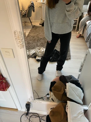 MONKI jeans svarta - Ett par helt oanvända jeans från MONKI storlek 26. Lite stora på mig som är en xs/34. 💓